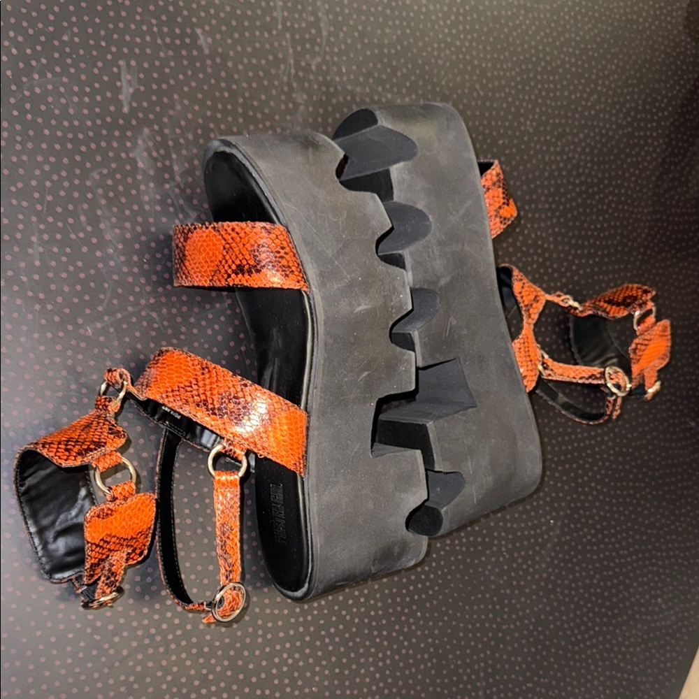 POSTER GIRL Platform Sandals